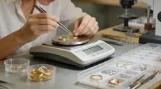 Una professionista che pesa dell'oro - immagine creata con Perplexity