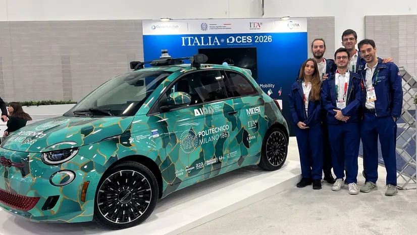 I ricercatori del team Aida del Politecnico di Milano con la Fiat 500e - © www.giornaledibrescia.it