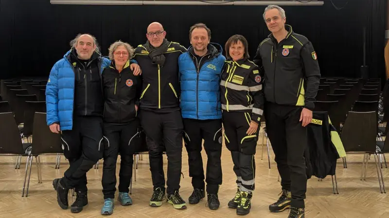 Vassalini con altri volontari - © www.giornaledibrescia.it