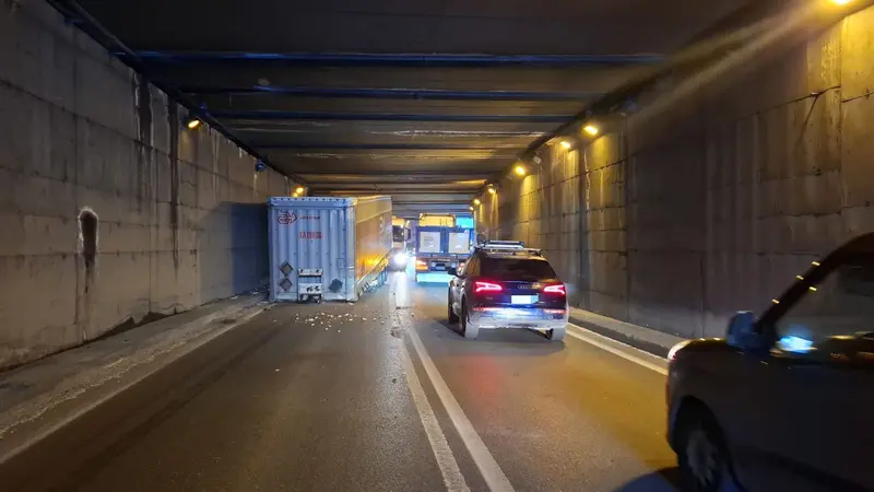 La motrice nel sottopasso © www.giornaledibrescia.it