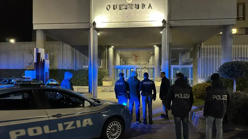 L'arrivo del presunto assassino del capotreno di Bologna in questura a Brescia - Foto Ansa © www.giornaledibrescia.it