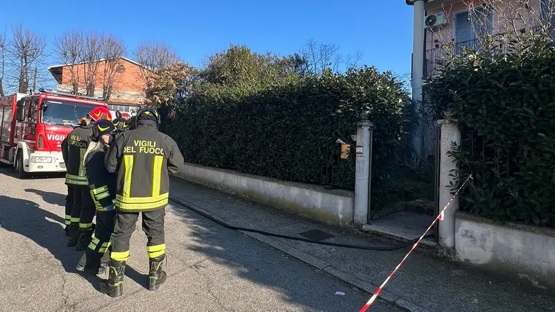 I vigili del fuoco in via Volta a Orzinuovi, dove viveva la 75enne morta © www.giornaledibrescia.it