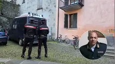 I carabinieri sul luogo dell'aggressione e, nel cerchio, Pasquale Raccioppoli