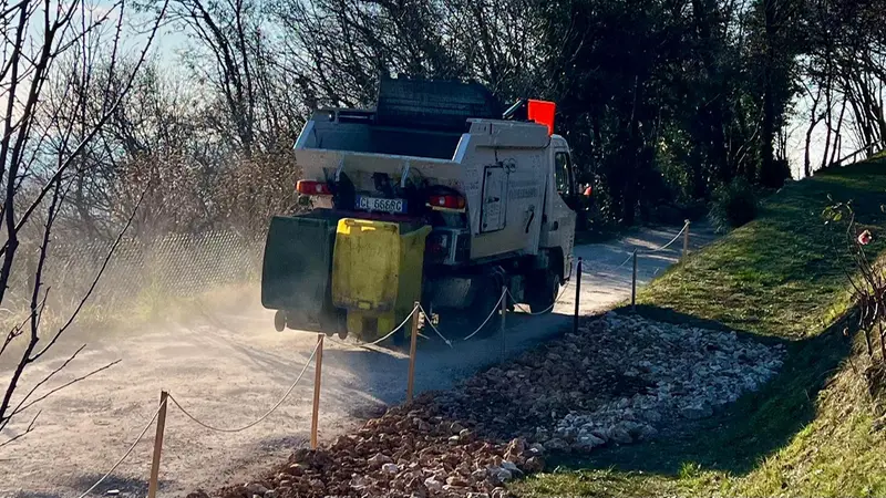 Un mezzo per la raccolta porta a porta - © www.giornaledibrescia.it