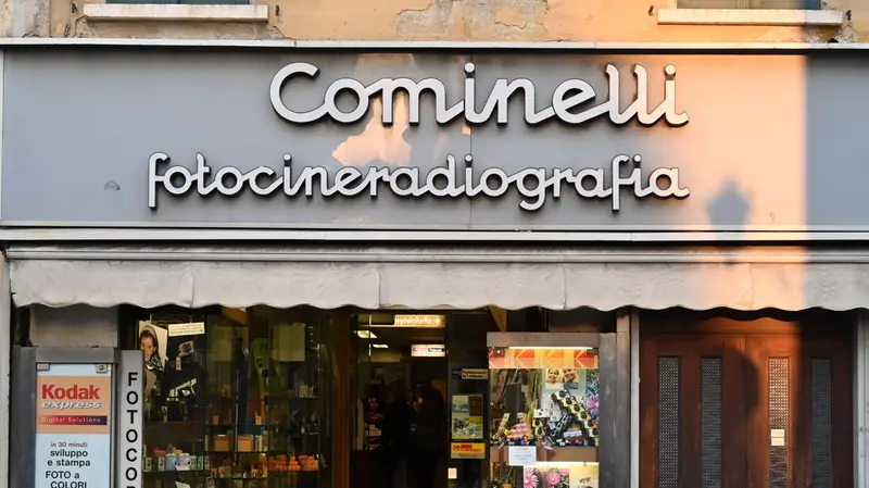 L'insegna di Cominelli in via Gramsci - Foto Gabriele Strada/Neg © www.giornaledibrescia.it