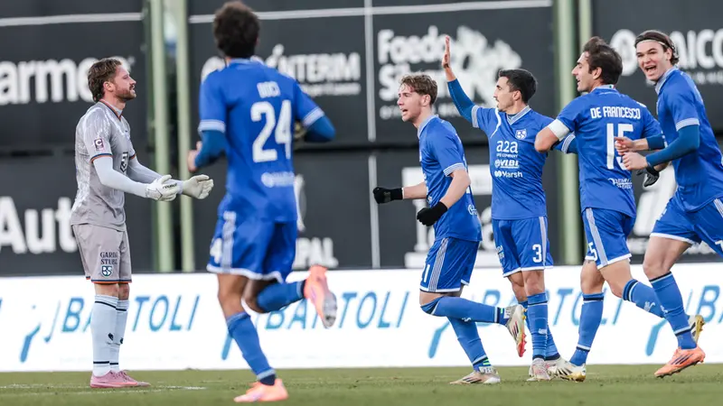 L'esultanza dopo il gol di Rizzo, che ha dato il là alla rimonta ad Arzignano - Foto New Reporter Comincini © www.giornaledibrescia.it