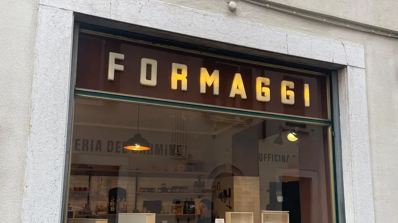 L'insegna «Formaggi» in Carmine - © www.giornaledibrescia.it