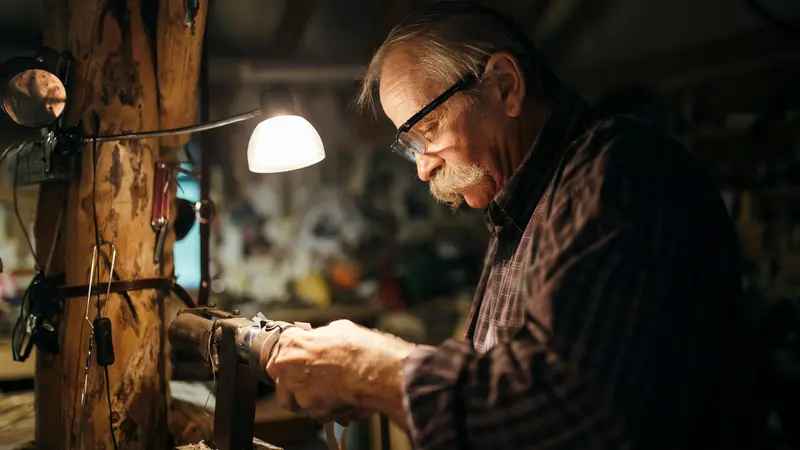 Un uomo anziano al lavoro