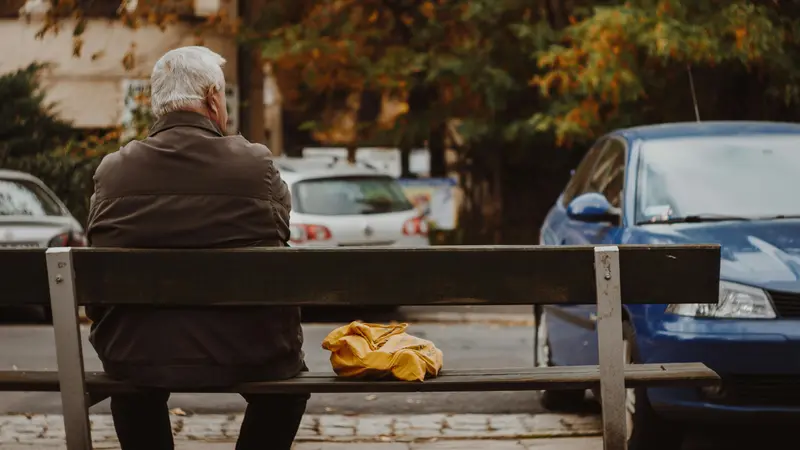 Un anziano su una panchina