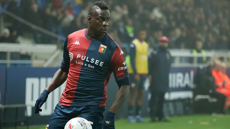 L’ultima maglia vestita da Mario Balotelli è stata quella del Genoa - Foto Ansa © www.giornaledibrescia.it