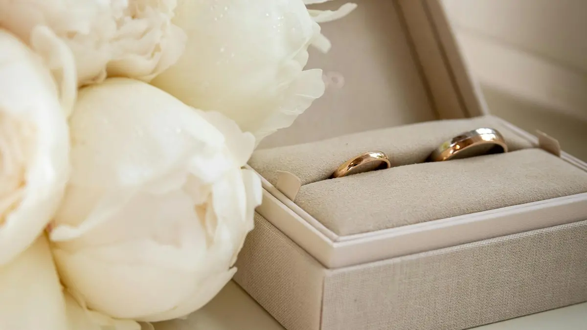 Due fedi nuziali