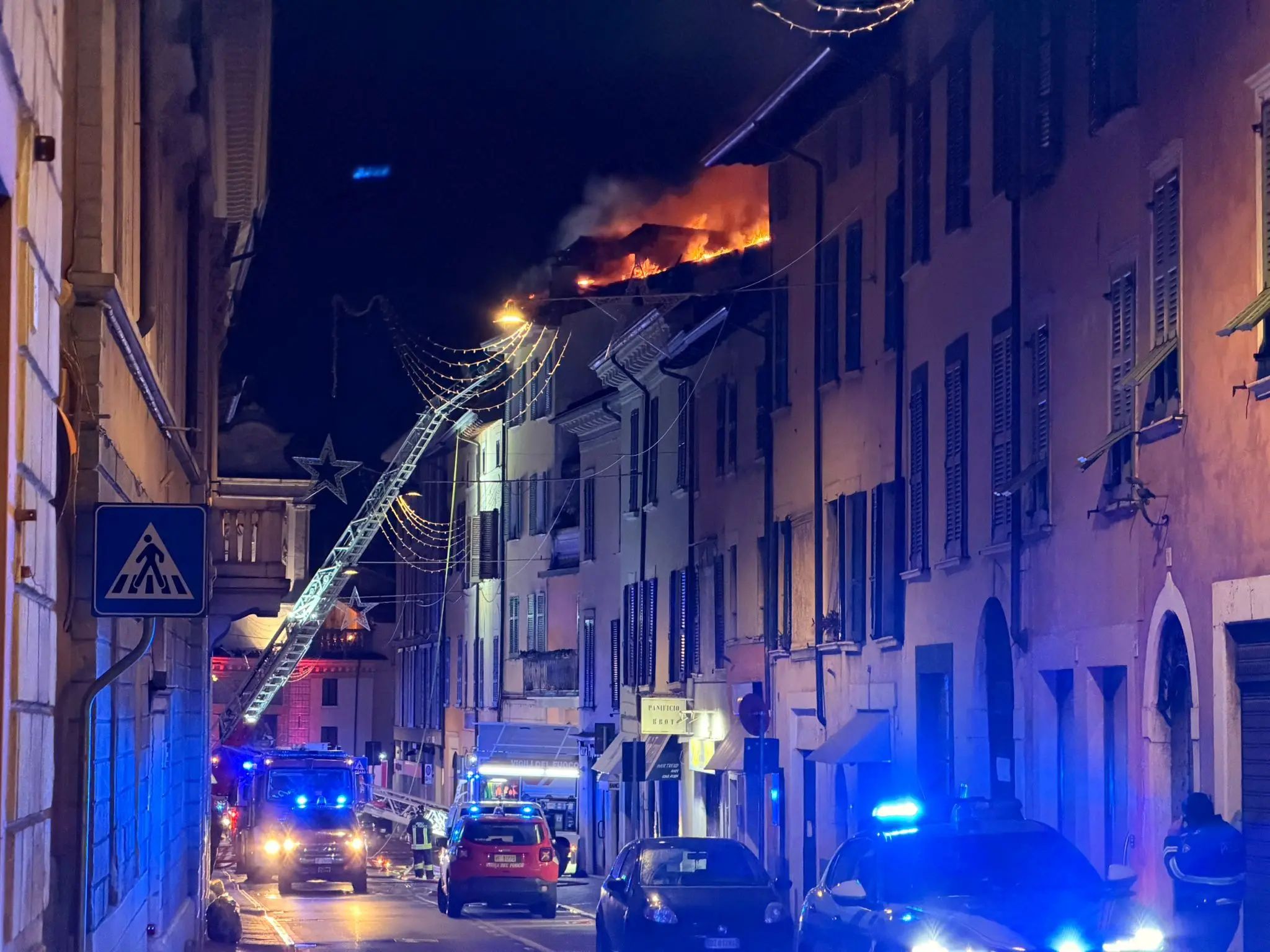 Grosso incendio in via Garibaldi a Salò