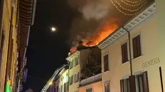 Grosso incendio in via Garibaldi a Salò