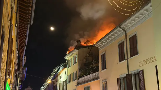 Grosso incendio in via Garibaldi a Salò