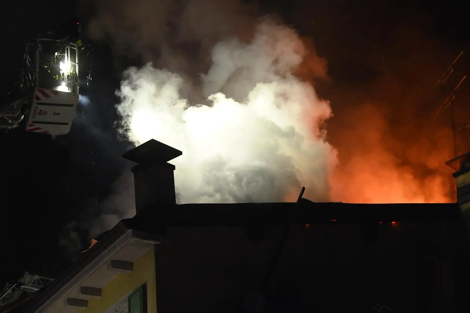 L'incendio in centro a Salò