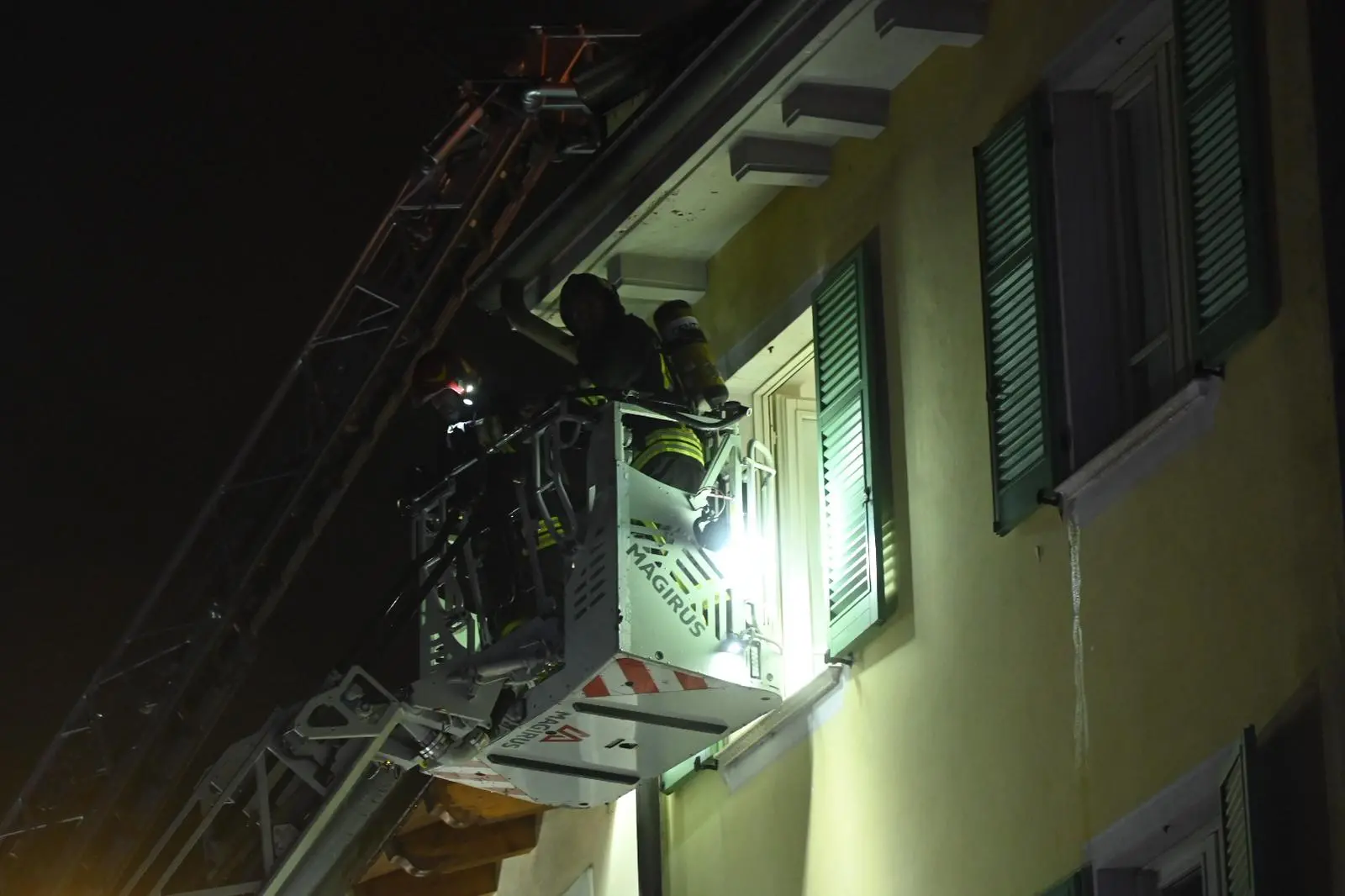 L'incendio in centro a Salò