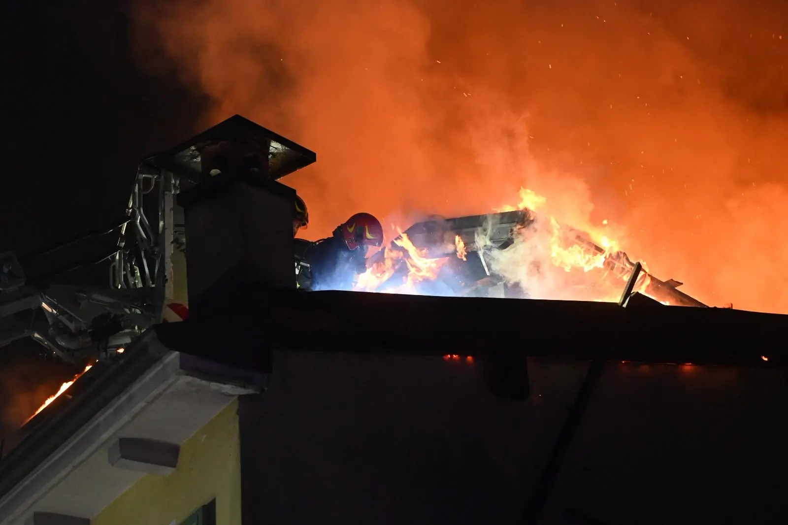 L'incendio in centro a Salò