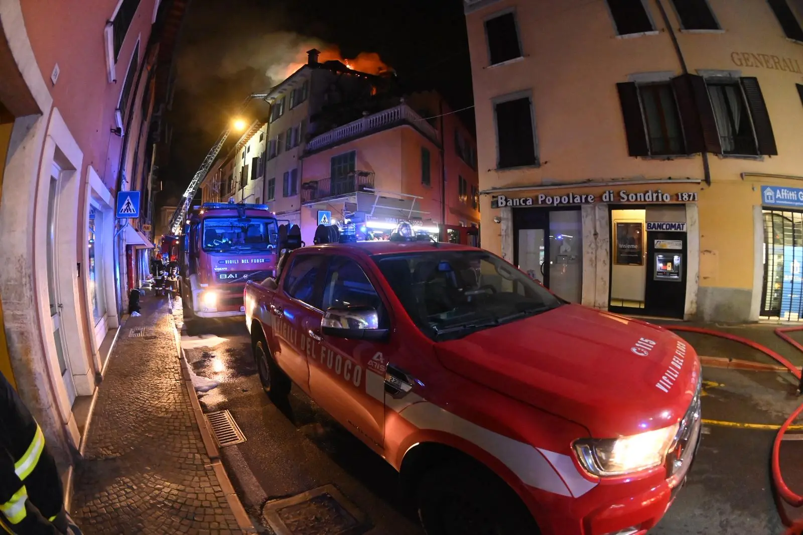 L'incendio in centro a Salò