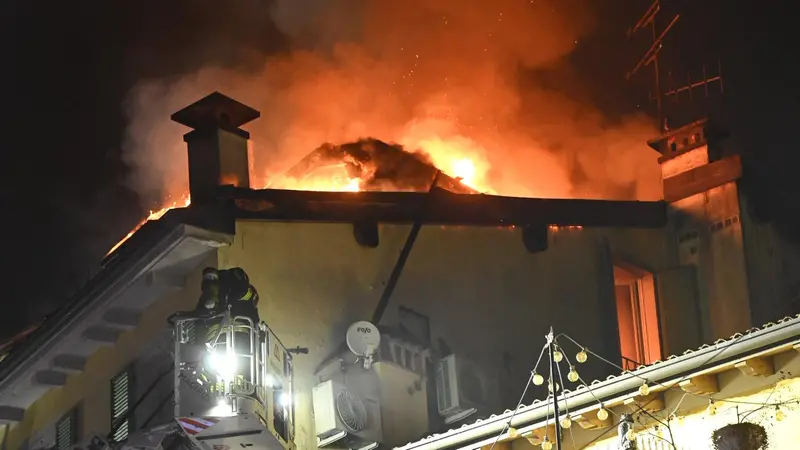 L'incendio in centro a Salò