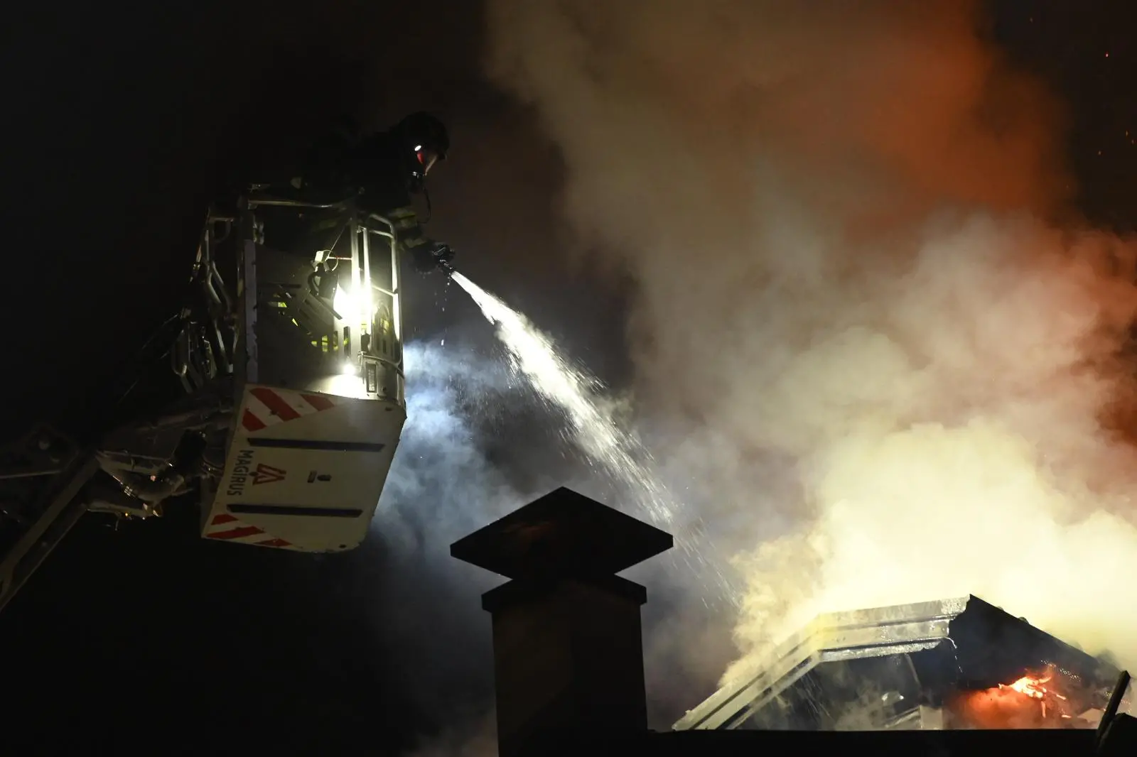 L'incendio in centro a Salò