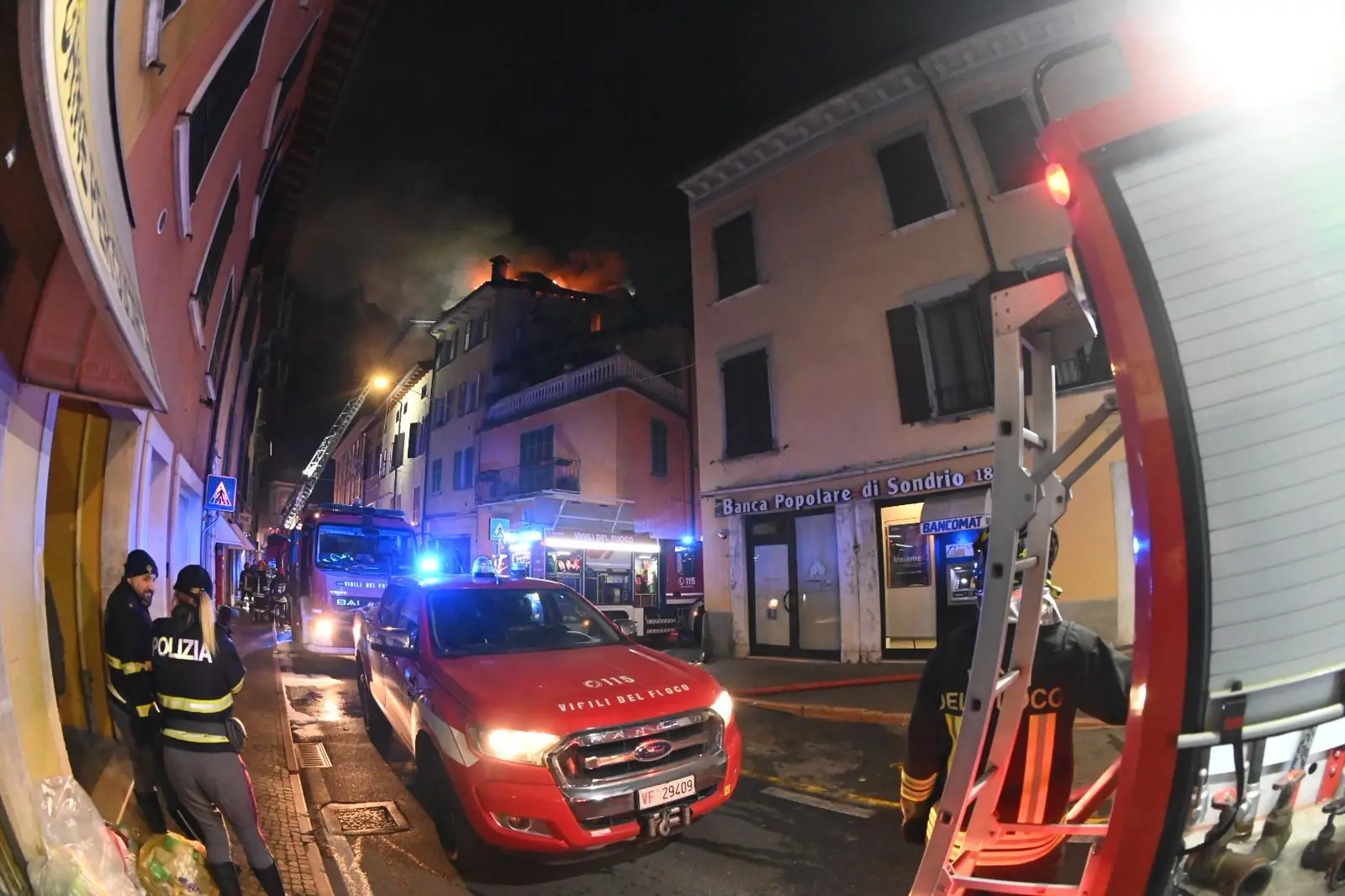 L'incendio in centro a Salò