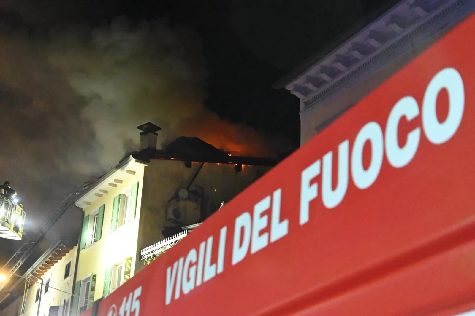L'incendio in centro a Salò