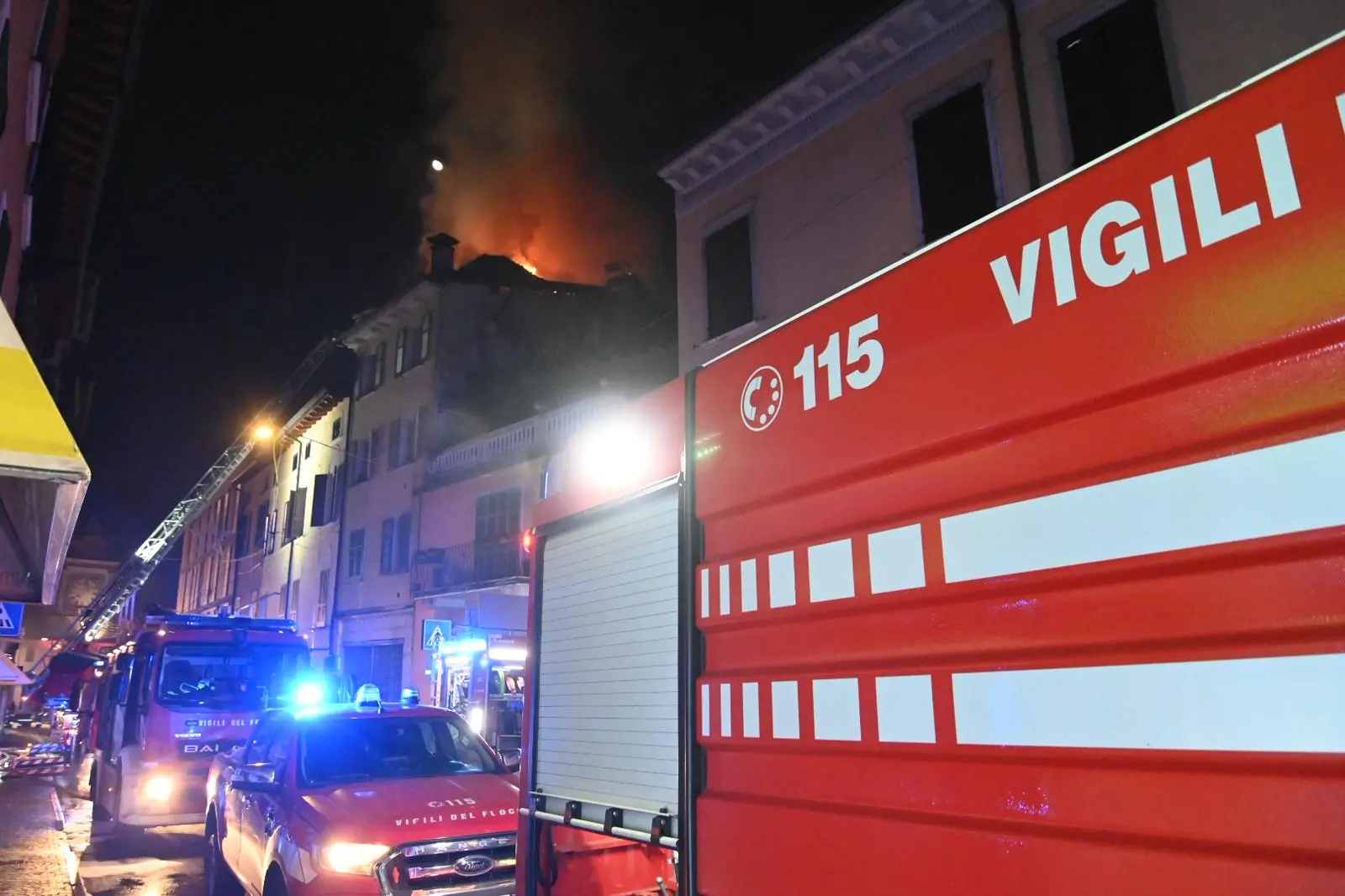 L'incendio in centro a Salò