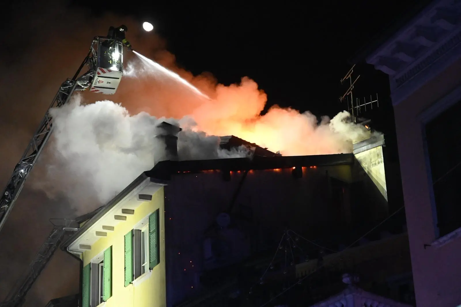 L'incendio in centro a Salò