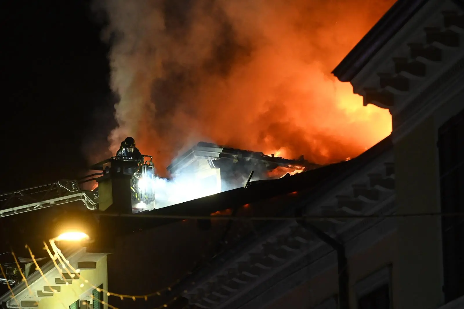 L'incendio in centro a Salò