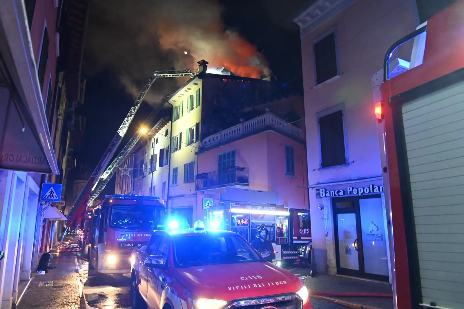 L'incendio in centro a Salò