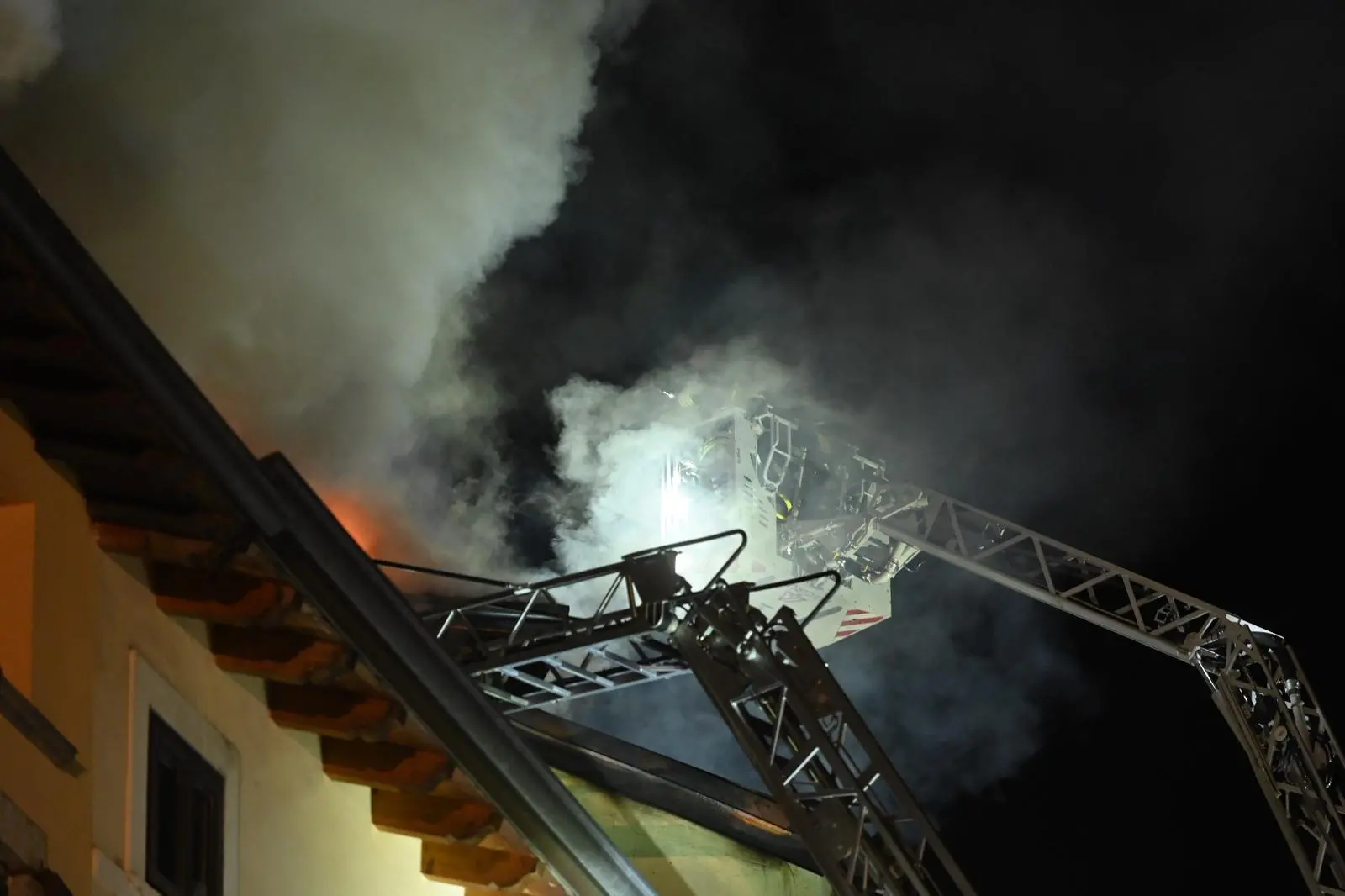 L'incendio in centro a Salò