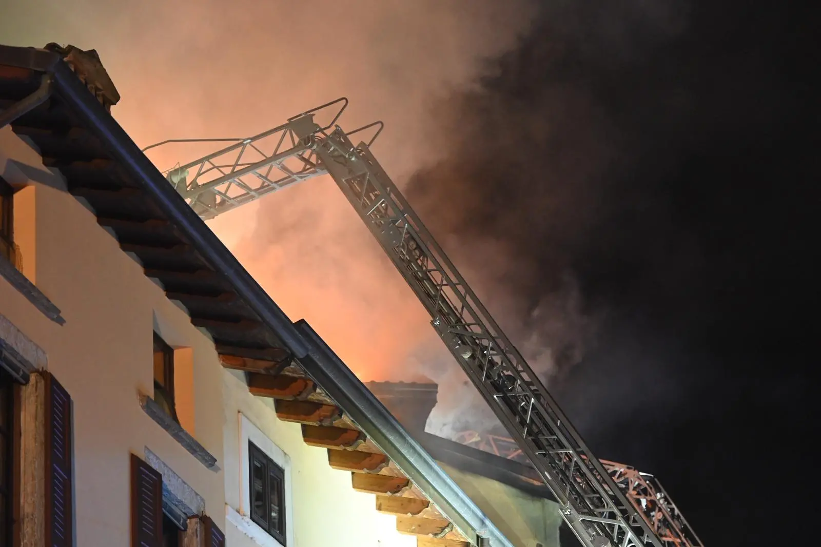 L'incendio in centro a Salò