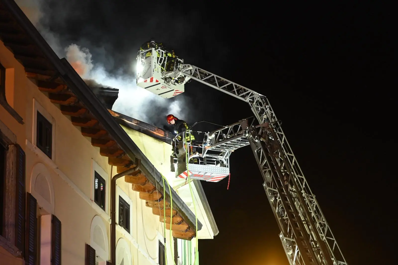 L'incendio in centro a Salò