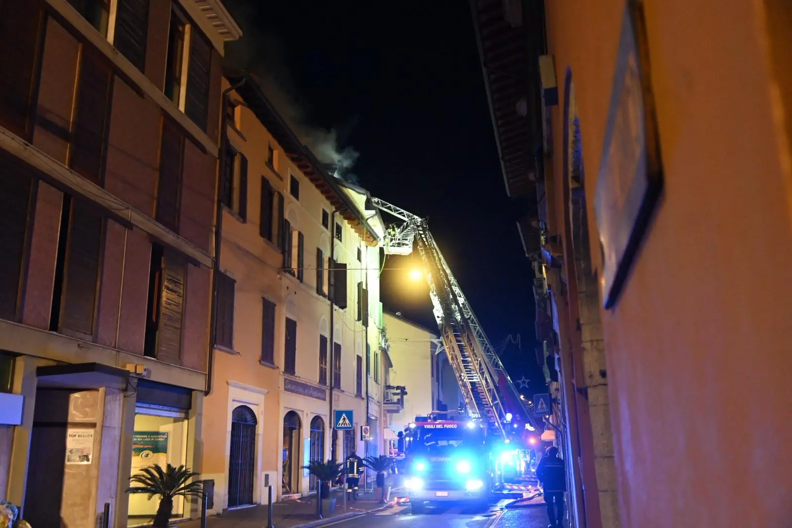 L'incendio in centro a Salò
