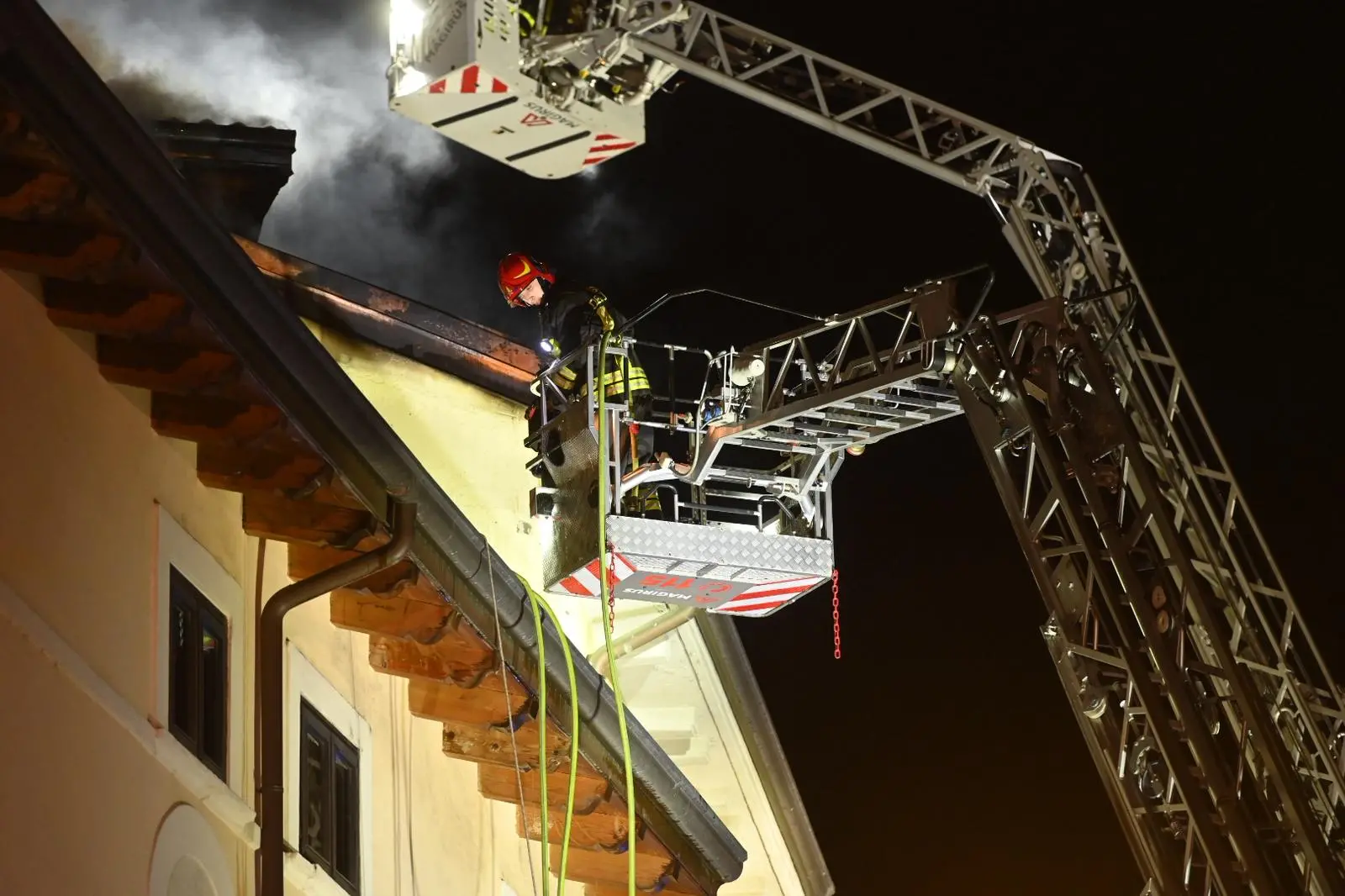 L'incendio in centro a Salò