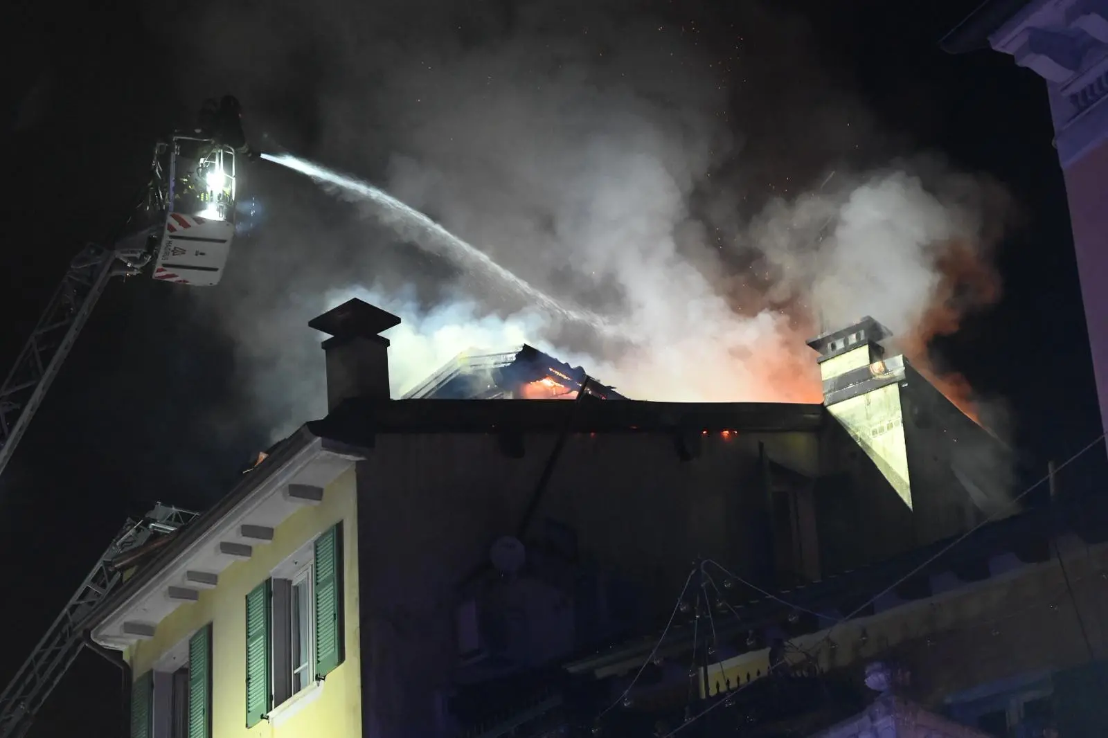L'incendio in centro a Salò