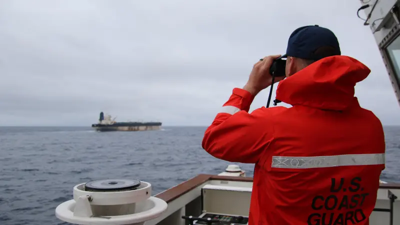 Il sequestro della petroliera russa - Foto Ansa © www.giornaledibrescia.it