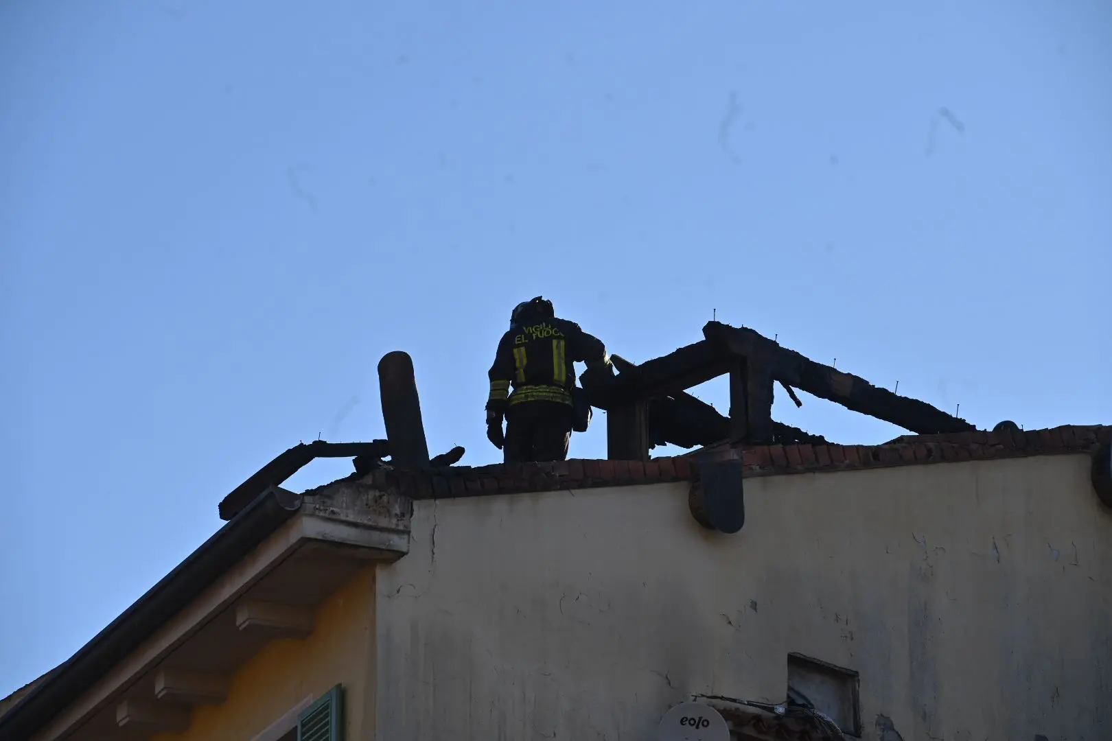 Bonifica in corso a Salò dopo l'incendio