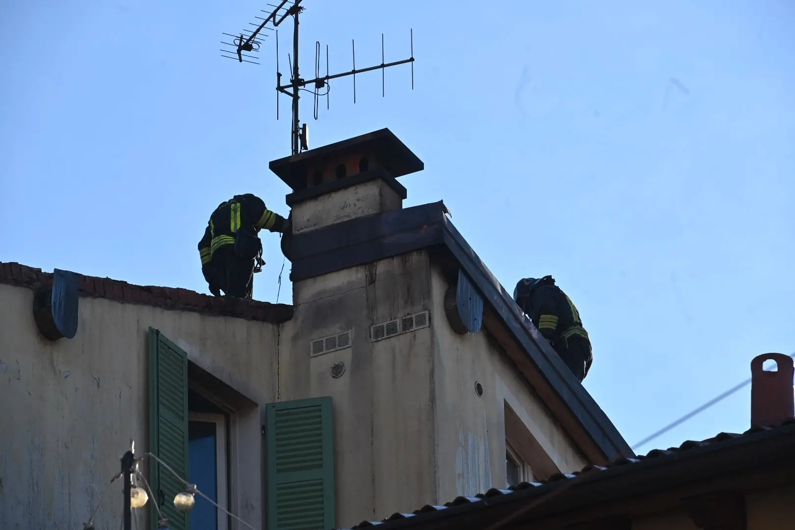 Bonifica in corso a Salò dopo l'incendio