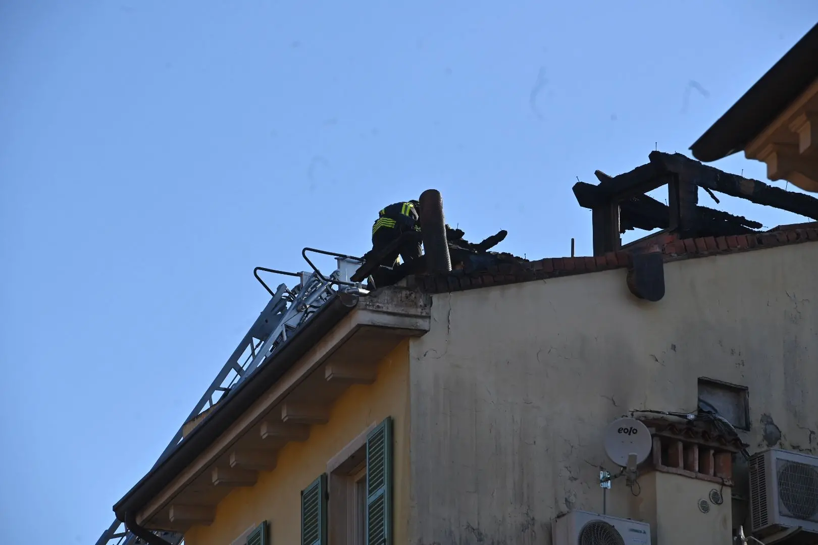 Bonifica in corso a Salò dopo l'incendio