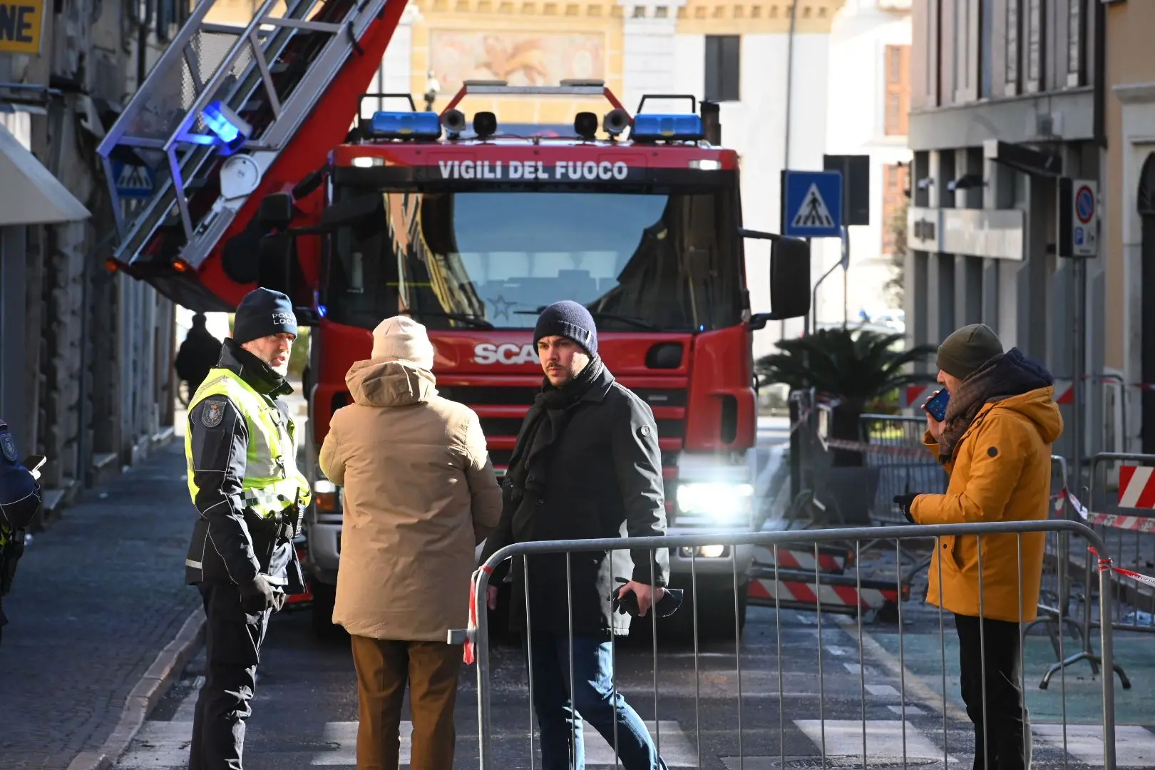 Bonifica in corso a Salò dopo l'incendio
