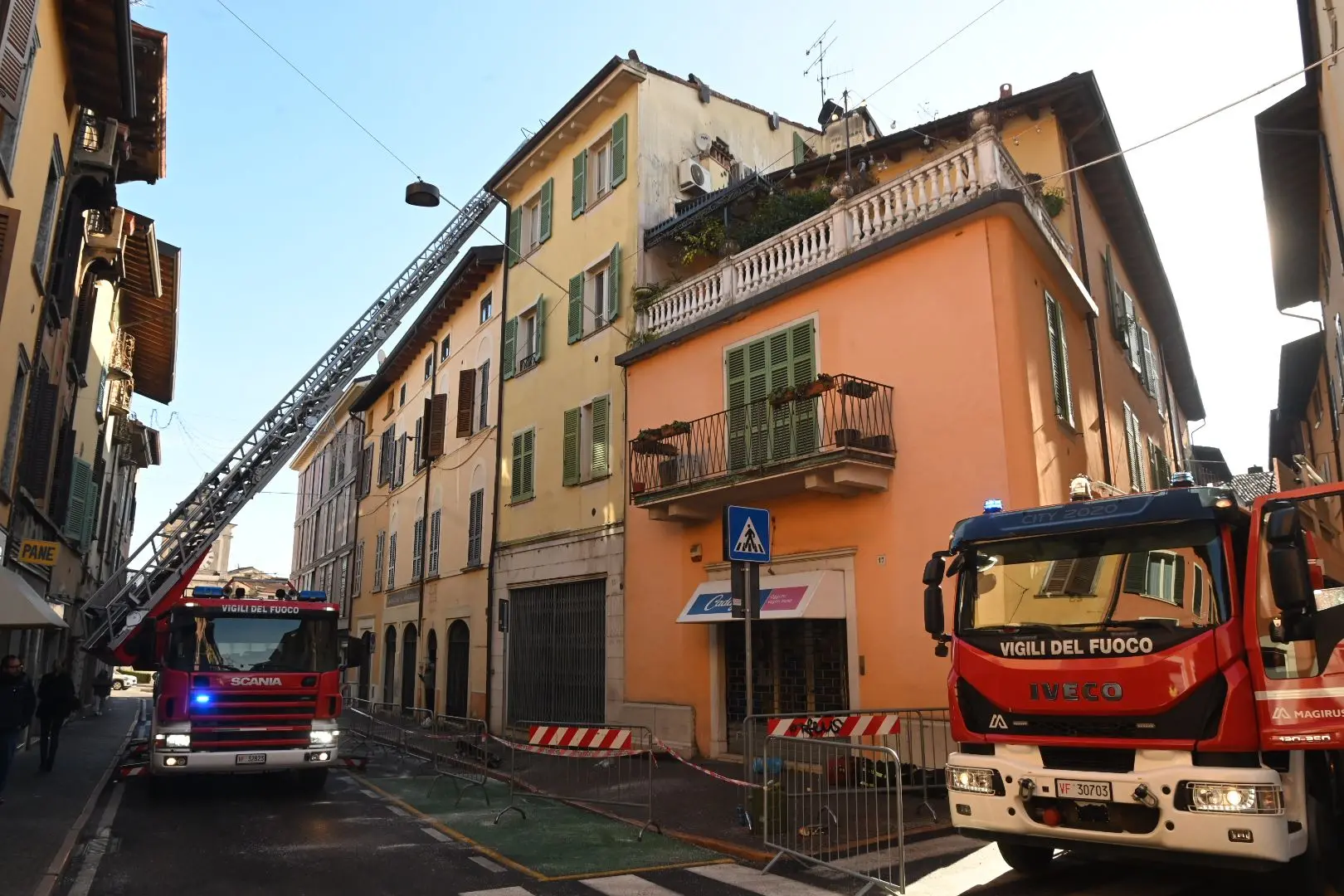Bonifica in corso a Salò dopo l'incendio