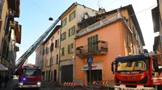 Bonifica in corso a Salò dopo l'incendio