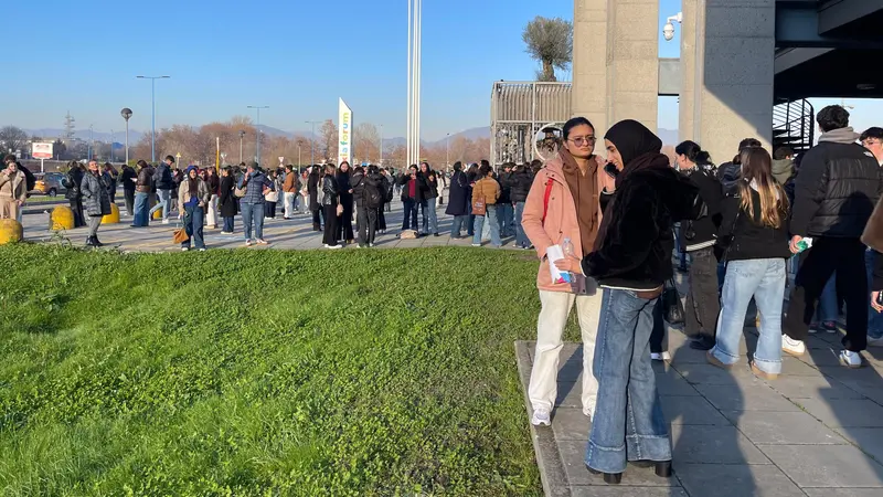 Gli studenti e le studentesse che hanno partecipato agli appelli al Brixia Forum - © www.giornaledibrescia.it