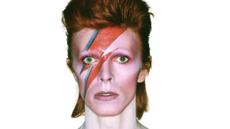 David Bowie sulla cover dell'album Aladdin Sane, 1973 - Foto Ansa / Victoria & Albert Museum London