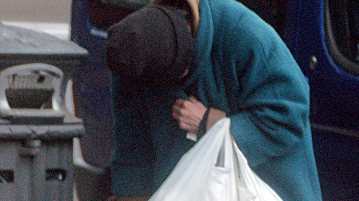 Una persona senza fissa dimora - Foto Ansa © www.giornaledibrescia.it
