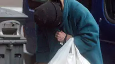 Una persona senza fissa dimora - Foto Ansa © www.giornaledibrescia.it