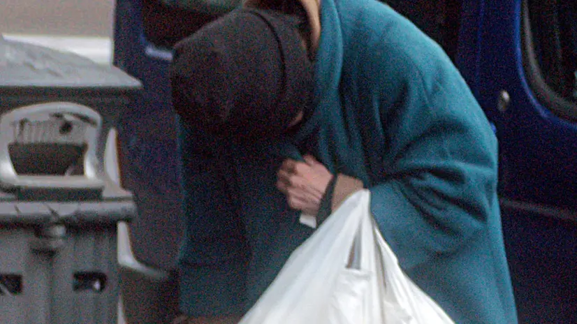 Una persona senza fissa dimora - Foto Ansa © www.giornaledibrescia.it