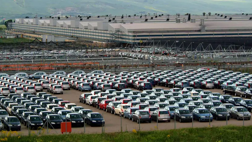 Auto nel parcheggio dello stabilimento Fiat di Melfi