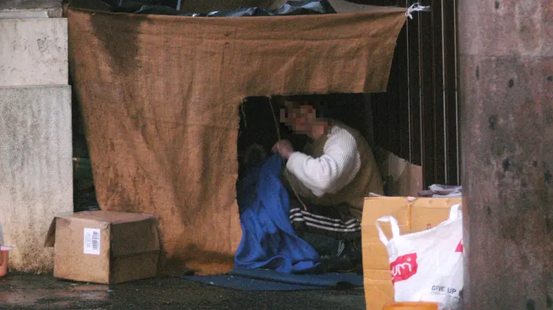 Una persona senza fissa dimora - Foto Ansa © www.giornaledibrescia.it
